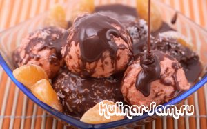 Сливочное мороженое с шоколадом и малиновым соусом
